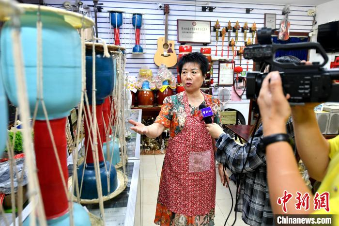 许玲接受中新网记者采访，介绍“百年许顺兴锣鼓制作技艺”。　吕明 摄