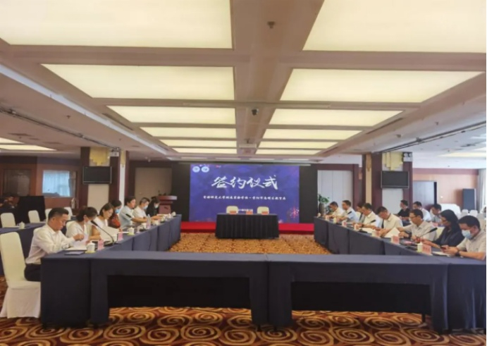 （签约现场图，贵阳铁建城供图，央广网发）