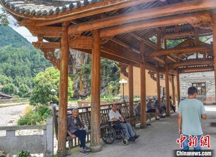 湖岱口村村民在纳凉 范宇斌 摄
