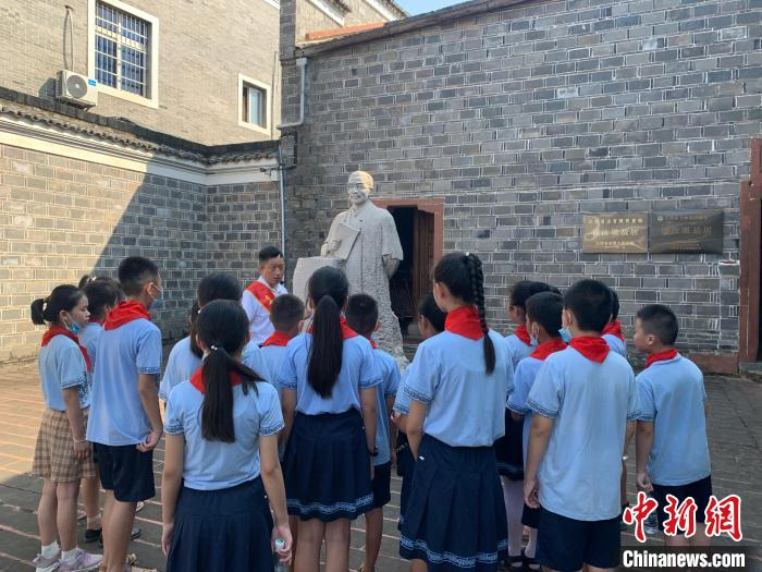 走进故居，便可看见梅汝璈的雕像树立在庭院中央。　李韵涵 摄