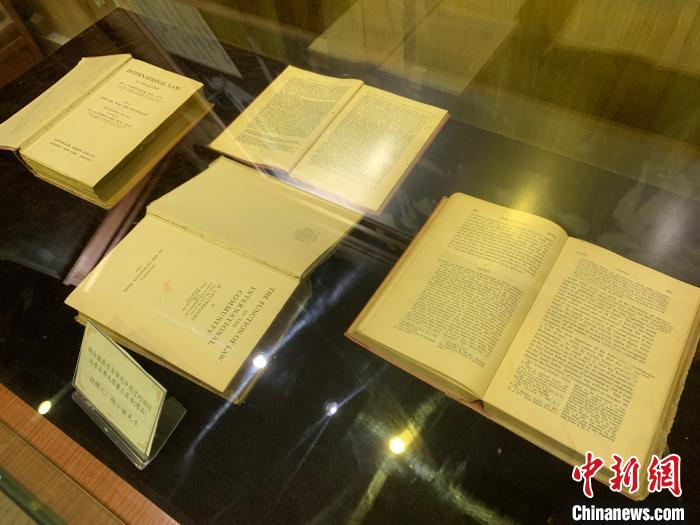 图为梅汝璈在东京审判时使用过的工具书。　李韵涵 摄