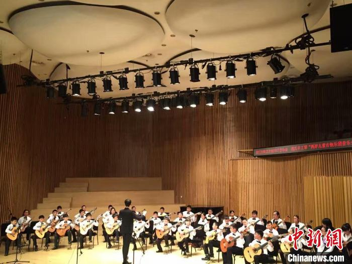 图为重庆与台北儿童乐团展开交流。　华启洋供图