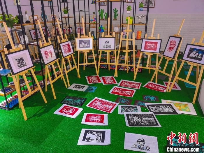 西畈乡中心小学师生制作的版画作品 范宇斌 摄