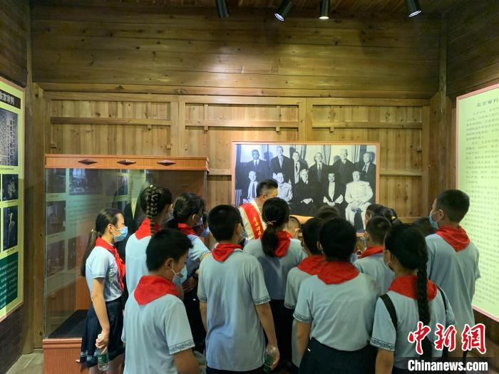 已经义务担任讲解员7年的梅庭军正在为前来参观的游客讲解东京审判历史。　李韵涵 摄