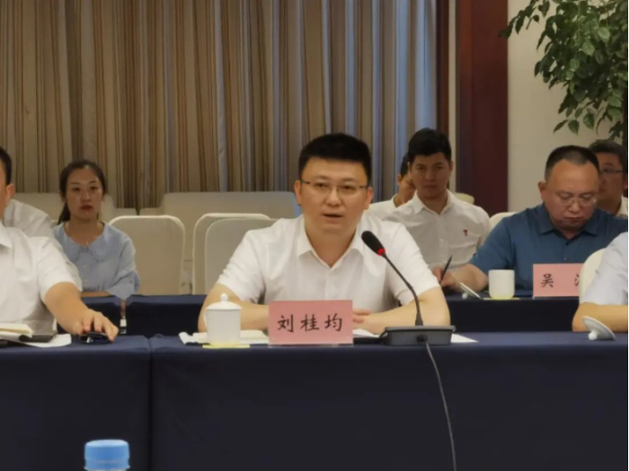 （签约现场图，贵阳铁建城供图，央广网发）