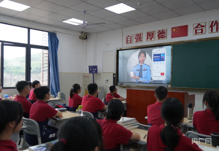 朝阳中学学生观看视频（央广网发 刘严馨摄）