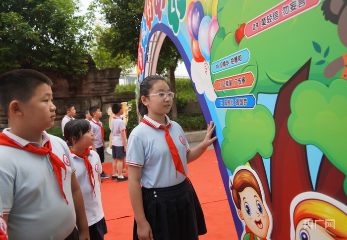 状元小学学生打卡（央广网发 刘严馨摄）