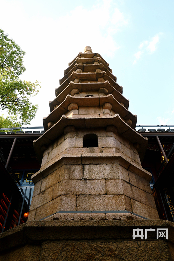 金山塔，系一座七级八面的实心石塔，曾系闽江的航标塔，夜间点灯（央广网发 严南悦摄）
