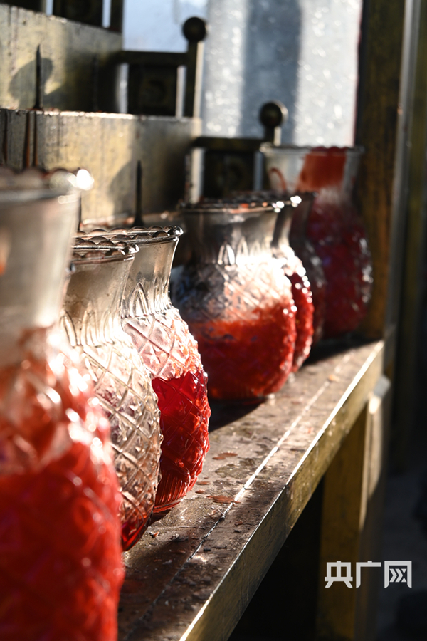 天后宫前的烛台，蜡油斑斑（央广网发 严南悦摄）