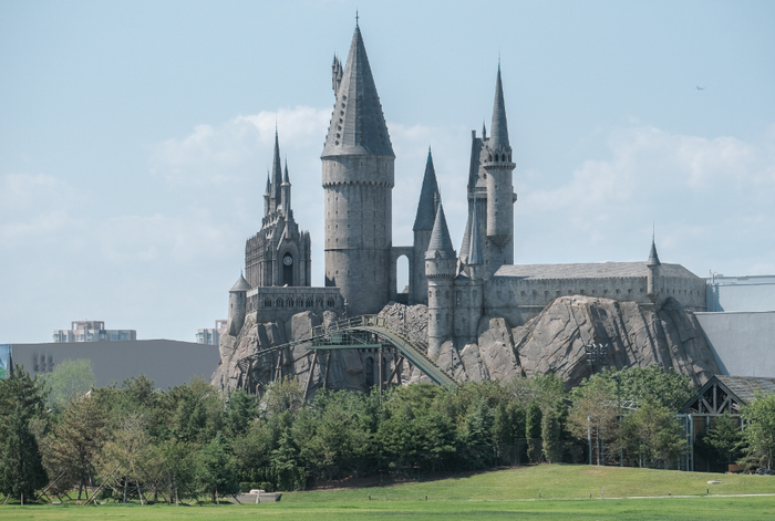 资料图：2021年6月21日，北京环球度假区盛大启幕前的各项准备工作正在按计划稳步推进中。图为哈利波特霍格沃茨城堡。图/IC photo