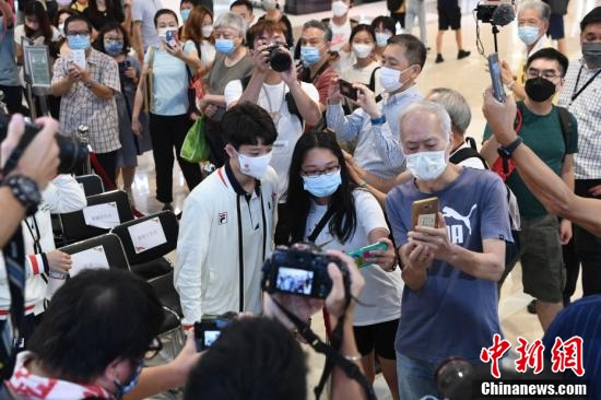 图为获得东京奥运会乒乓球女子团体铜牌的中国香港乒乓球运动员杜凯琹与市民合影。中新社记者 李志华 摄