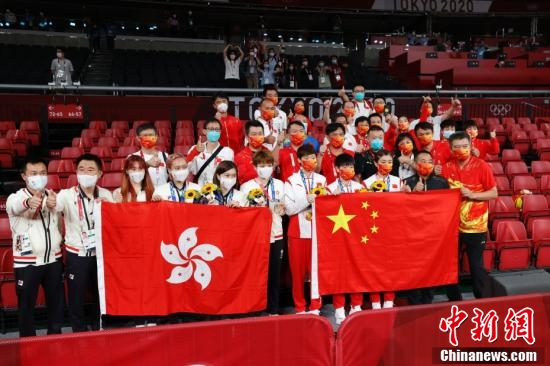 图为中国队与中国香港队在颁奖仪式后合影。中新社记者 韩海丹 摄