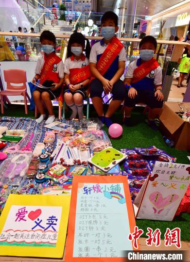 图为小学生们在商场摆摊售卖物品。　张斌 摄