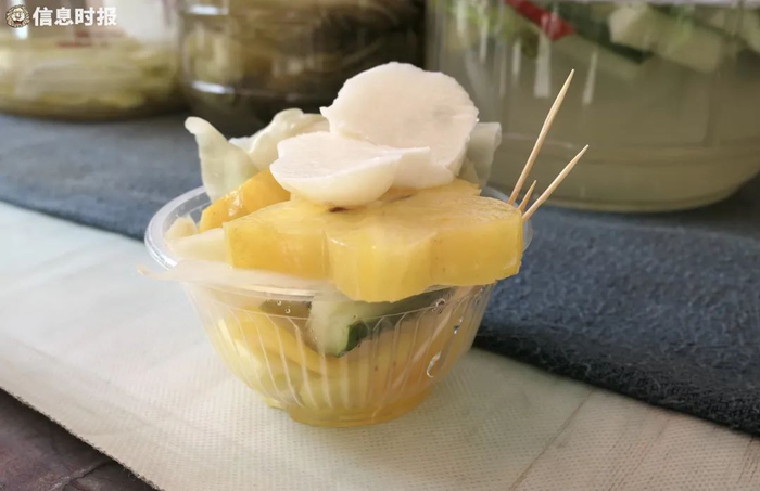 小碗咸酸。信息时报记者 徐敏 摄