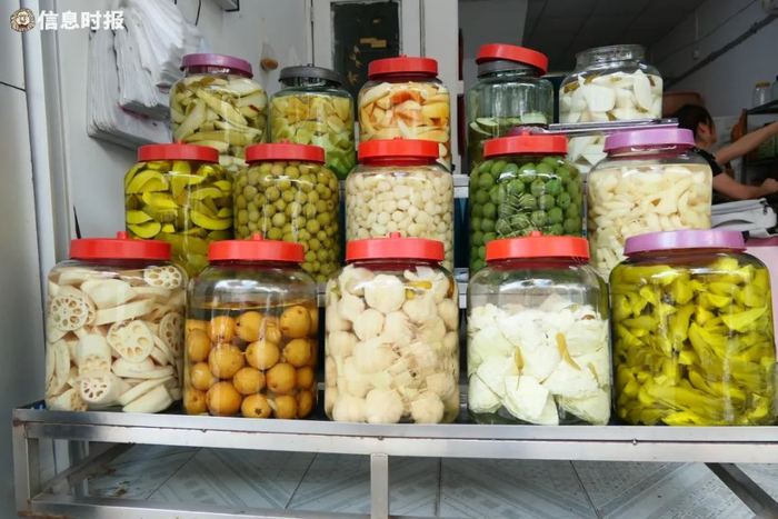 珍珍咸酸店里种类繁多。信息时报记者 徐敏 摄
