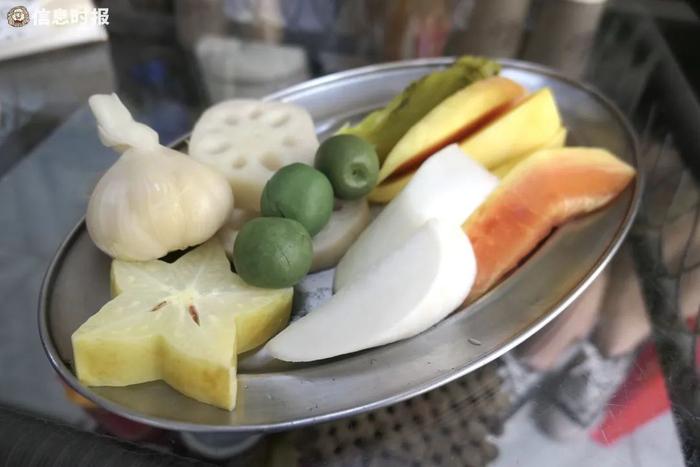 店里的咸酸种类繁多。信息时报记者 徐敏 摄