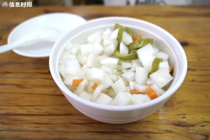 店里的咸酸受客人欢迎。信息时报记者 徐敏 摄