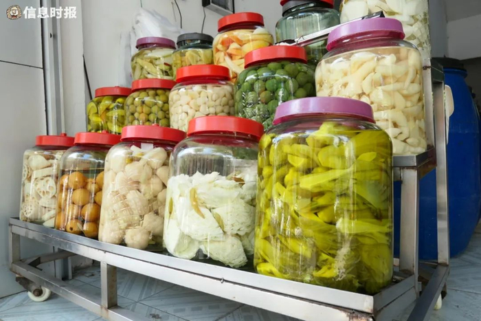 夏天时吃上几块咸酸，醒胃又解渴。信息时报记者 徐敏 摄