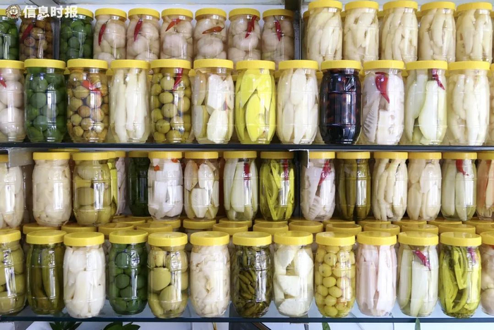 店里的咸酸种类丰富。信息时报记者 徐敏 摄