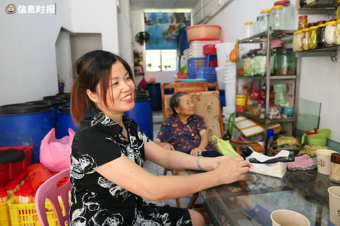 老婆婆（中）是咸酸店的熟客，经常到店和珍姐闲聊。信息时报记者 徐敏 摄