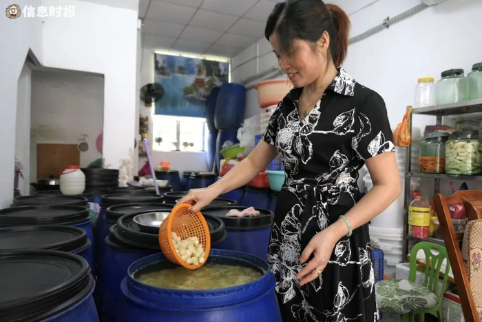 珍姐在萝卜咸酸中加入泡椒和辣椒叶提味。信息时报记者 徐敏 摄