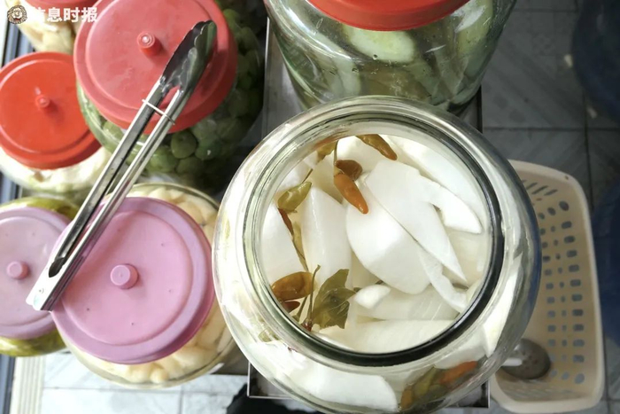 咸酸萝卜受客人欢迎。信息时报记者 徐敏 摄