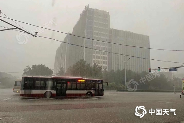　　△今晨，北京多地出现降雨，道路积水严重。