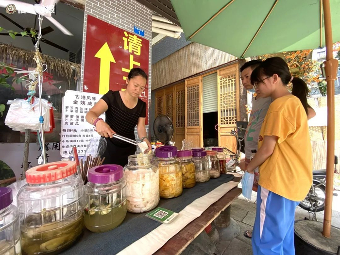 客人前来购买一大碗品尝。信息时报记者 徐敏 摄