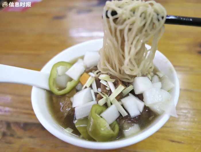 牛腩竹升面配咸酸。信息时报记者 徐敏 摄