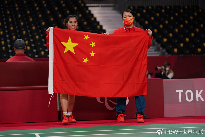 杨秋霞（左）夺冠后展示国旗。图片来源：世界羽联官方微博