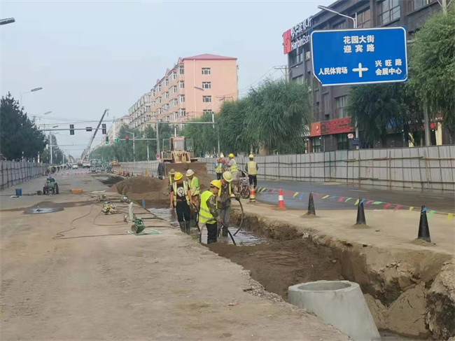 补修路面，畅通城乡道路。双城区委宣传部 供图