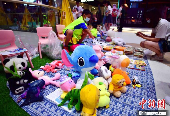 图为小学生们在商场摆摊售卖物品。　张斌 摄