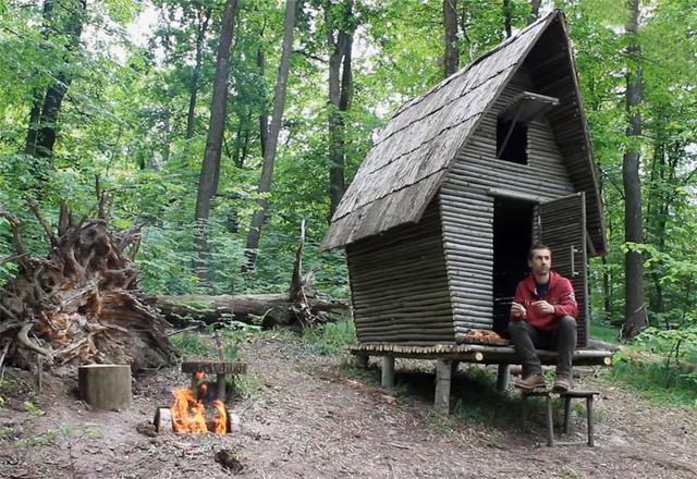 一男子用简单工具，在深山老林盖起3㎡木屋，网友：太牛了