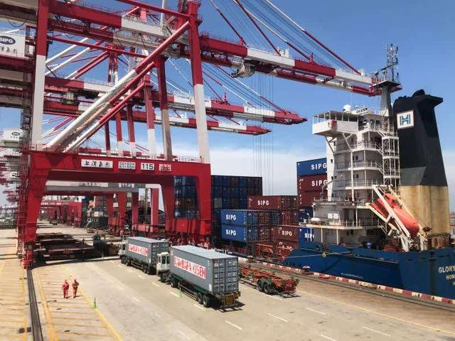 集装箱船停靠码头后，上海港抓紧时间卸货（作者摄）