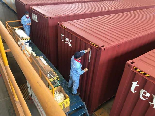 造箱厂生意火爆（作者摄）