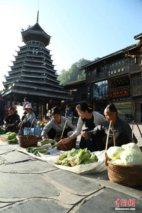 佐藤贵子在中国贵州挑选时蔬。受访者供图