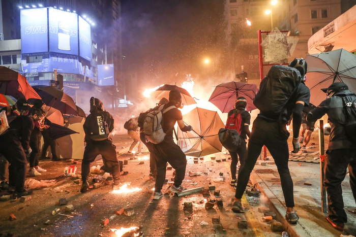 “修例风波”中不少大学生走上街头从事违法行动