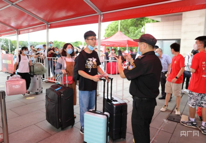 新生报到，防疫先行（央广网发 华东理工大学供图）