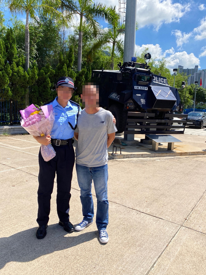 女儿和身为香港警察的父亲合影
