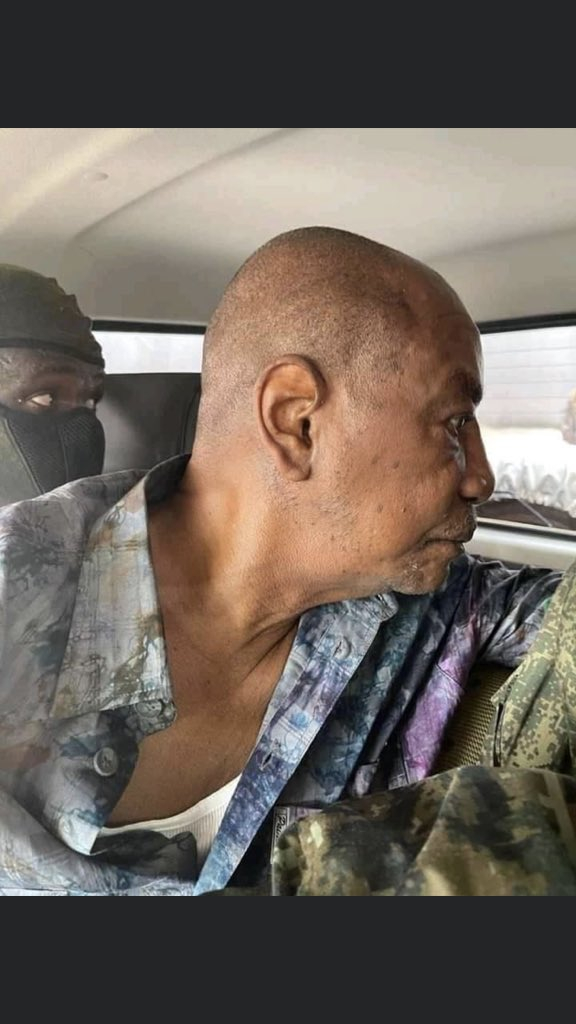 社交媒体上流传的孔戴与政变士兵合影