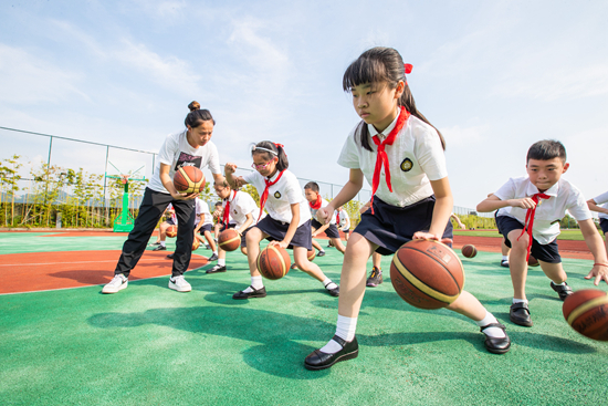 9月1日，重庆市科学城慧谷小学，学生们参加课后兴趣社团。视觉中国供图
