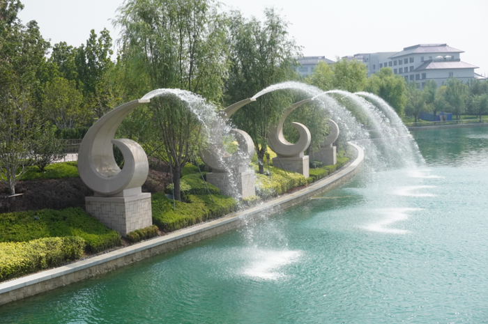 度假区景观水系中的喷泉造型涉及以数字“6”为灵感，结合这一数字中国文化中的美好寓意。新京报记者 马瑾倩&nbsp;摄