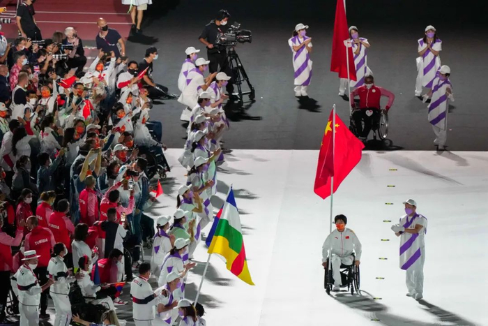 闭幕式上中国体育代表团旗手张雪梅（右二）入场。新华社记者 朱炜 摄