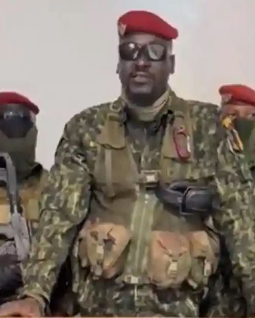 身着军装的杜姆比亚社交媒体图