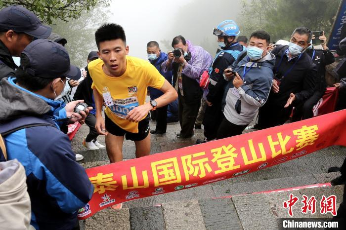 男子组冠军由戚振飞以57分02秒的成绩摘得。　陈阳 摄