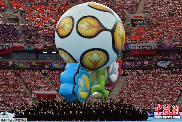 资料图：2012年6月8日晚，2012欧洲杯在波兰首都华沙揭幕。图为开幕式现场。