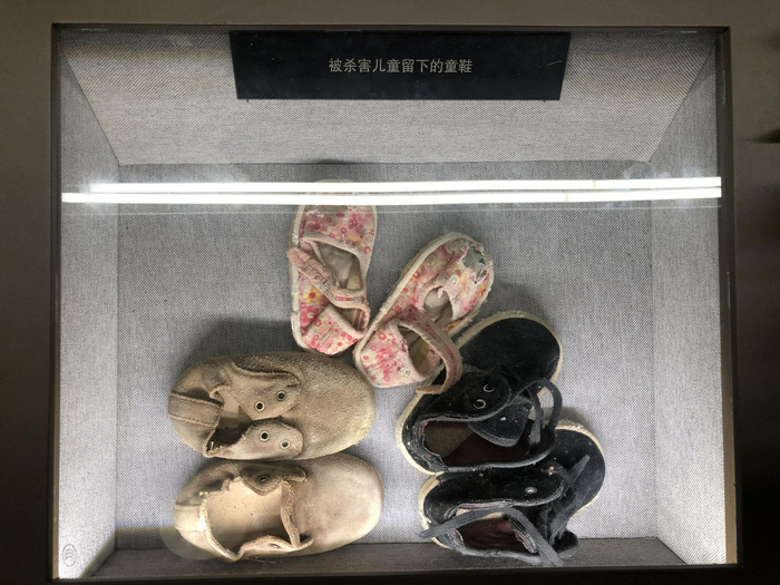  过去曾关押包括宋绮云一家在内的革命者的重庆歌乐山渣滓洞监狱，如今是红色教育基地，馆内陈列着当年和小萝卜头一样被杀害的儿童留下的鞋子。新京报记者 张静姝 摄