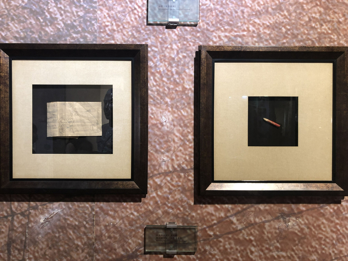 重庆红岩魂陈列馆中展出的小萝卜头在狱中用过的半截铅笔和画过的画。新京报记者 张静姝 摄