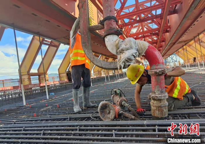 图为，福厦高铁湄洲湾跨海大桥最后一孔移动模架现浇梁浇筑现场 金伟 摄