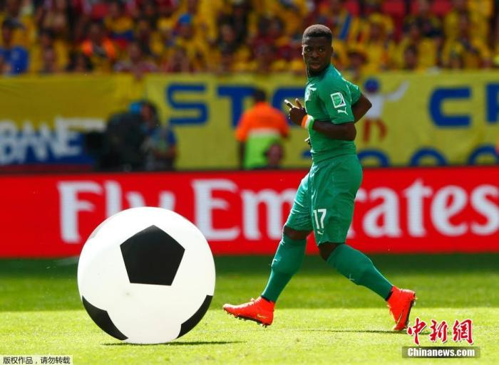 资料图：2014世界杯C组第二轮，哥伦比亚对阵科特迪瓦，首轮两队分别取胜，本场比赛取胜的一方将极有可能锁定小组第一。图为比赛进行中一只大气球飞入球场。